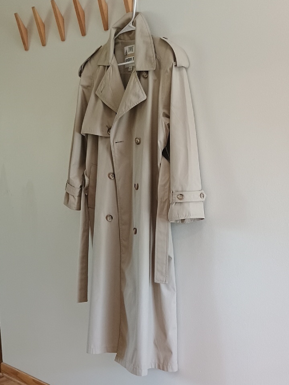 Vintage London Fog Women's Beige Trench Coat - Timeless Double-Breasted Style - Picture 15 of 15